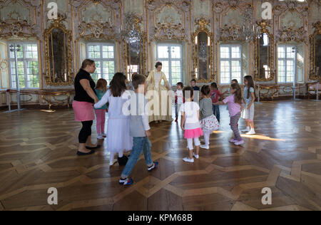 Cours de danse pour enfants dans le Rococco Ballroom (1770) du palais baroque Schaezlerpalais, Augsbourg, Bavière, Allemagne Banque D'Images