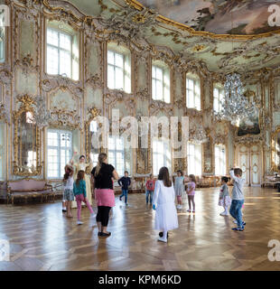 Cours de danse pour enfants dans le Rococco Ballroom (1770) du palais baroque Schaezlerpalais, Augsbourg, Bavière, Allemagne Banque D'Images