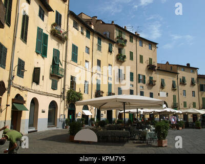 Vue de la Piazza Anfiteatro, l'ancien amphithéâtre romain, à Lucques. La toscane, italie. Ce square a été construit sur le paravent d'un Romain amphiteater buil Banque D'Images