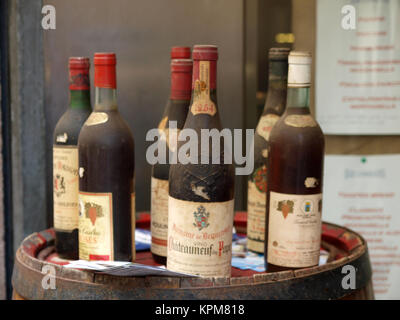 Vieilles bouteilles de vin sur tonneau en bois Banque D'Images