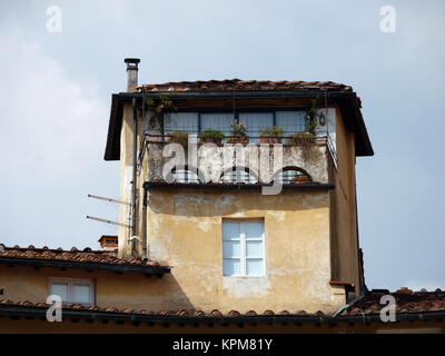 La Piazza Anfiteatro - Lucca , Italie. Vue de la Piazza Anfiteatro, l'ancien amphithéâtre romain, à Lucques. La toscane, italie. Banque D'Images