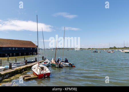 La Voile Bateaux amarrés à un ponton en bois à Bosham, un village côtier de Chichester Harbour sur la côte sud, West Sussex, dans le sud de l'Angleterre, Royaume-Uni Banque D'Images