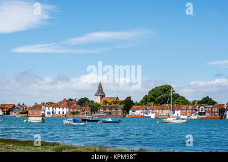 Vue panoramique de Bosham et l'église Holy Trinity à travers l'eau, un village côtier de la côte sud dans la région de Chichester Harbour, West Sussex, Angleterre du sud Banque D'Images