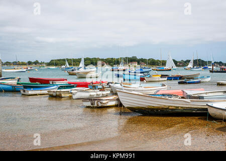 L'Aviron bateaux amarrés sur la rive ouest à Itchenor, petit village de Port près de Chichester Chichester sur la côte sud de l'Angleterre, Royaume-Uni Banque D'Images