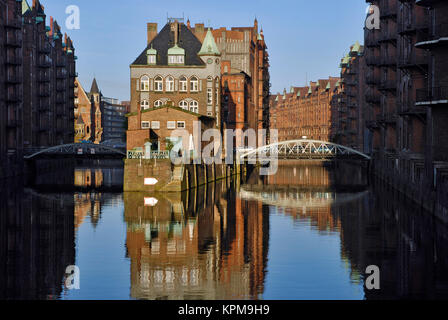 Hambourg, un des plus beaux et des plus populaires destinations touristiques au monde. Speicherstadt, patrimoine culturel mondial. Château d'eau. Banque D'Images