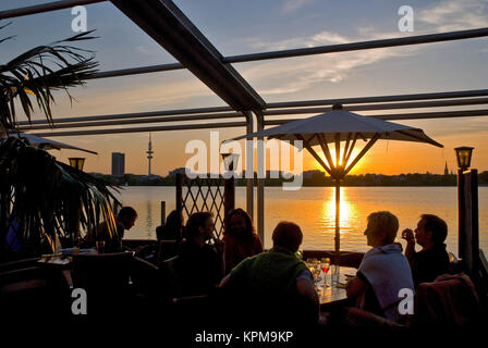 Hambourg, un des plus beaux et des plus populaires destinations touristiques au monde. Coucher du soleil sur l'Alster. Banque D'Images