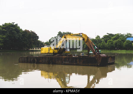 Excavatrice jaune sur lagoon Banque D'Images