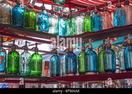 Bouteilles Vintage à vendre, marché aux puces de San Telmo, Buenos Aires Banque D'Images