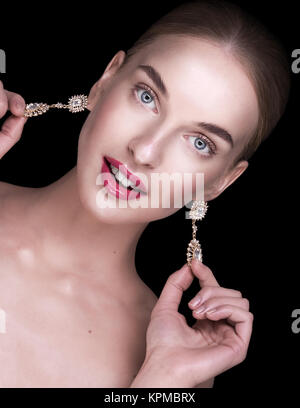 Beautiful Girl holding earrings Banque D'Images