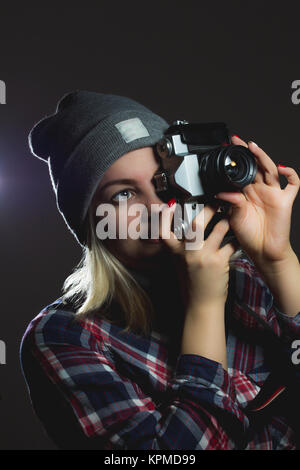 Portrait de hipster girl taking photo avec l'appareil photo rétro Banque D'Images