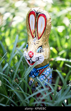 lapin de pâques dans l'herbe à pâques dans le jardin dans un panier de pâques Banque D'Images