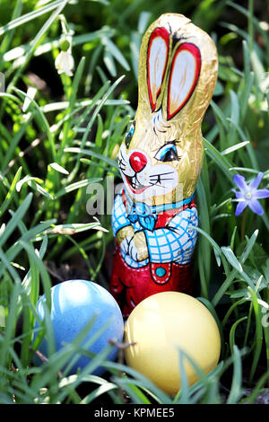 lapin de pâques et oeufs de pâques dans l'herbe à pâques dans le jardin dans un panier de pâques Banque D'Images