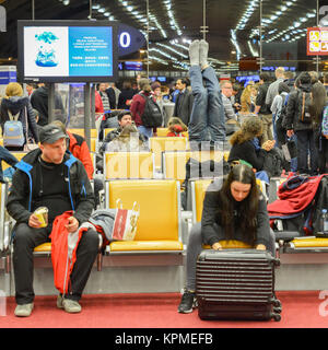 Paris, France - 12 décembre 2017 : l'homme effectue un wavecrest avant d'embarquer sur un vol à Paris Charles de Gaulle International Airport Banque D'Images