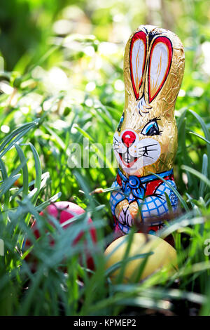 lapin de pâques et oeufs de pâques dans l'herbe à pâques dans le jardin dans un panier de pâques Banque D'Images