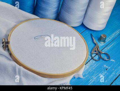 Hoop avec le tissu pour la broderie Banque D'Images