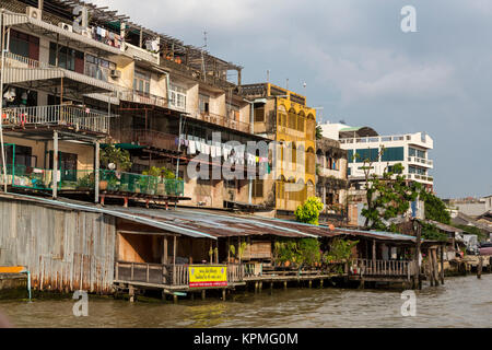 Bangkok, Thaïlande. Immobilier le long de la rivière Chao Phraya, le centre de Bangkok. Banque D'Images