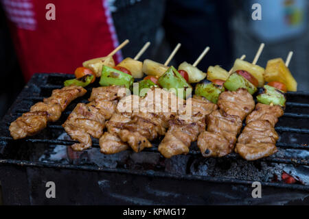 Bangkok, Thaïlande. L'alimentation de rue à un trottoir le stand du vendeur. Banque D'Images