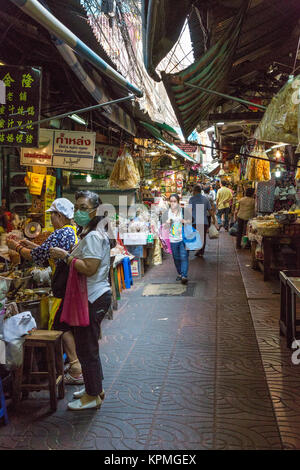 Bangkok, Thaïlande. Scène de rue dans le marché des aliments chinois, Chinatown. Banque D'Images