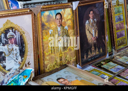 Bangkok, Thaïlande. Portraits du roi Bhumibol Adulyadej en vente sur la rue, Yaowarat Road, Chinatown. Banque D'Images