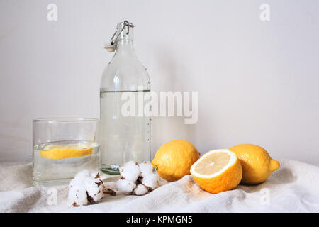 Délicieux boisson fraîche au citron sur tissu de coton blanc Banque D'Images