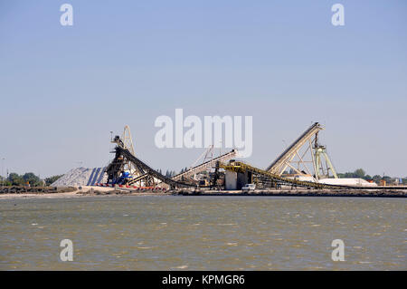 Le sel de mer d'exploitation du site d'Aigues-Mortes salins Banque D'Images