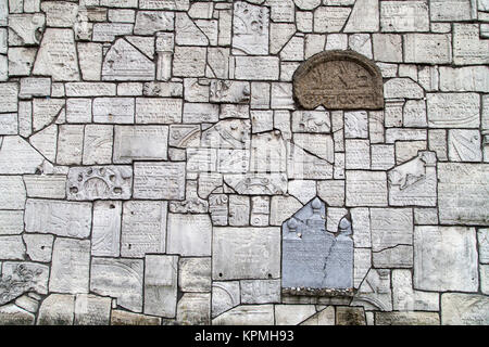 Mur des lamentations au cimetière Remu construites avec des fragments de pierres tombales juives détruites par les Nazis, Cracovie, Pologne. Banque D'Images