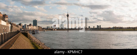 Promenade au bord du Rhin à Düsseldorf Banque D'Images