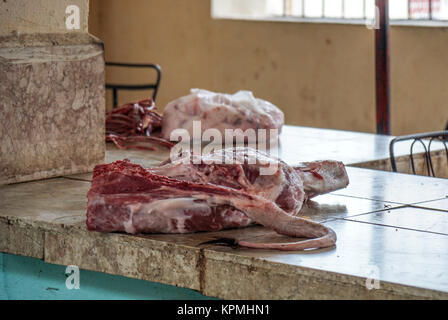 Échoppe de marché vendant de la viande Banque D'Images