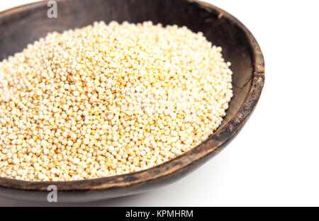 Les graines de quinoa en soufflé bol en bois rustique isolé sur fond blanc Banque D'Images