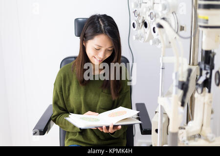 Femme maladie daltonisme Banque D'Images