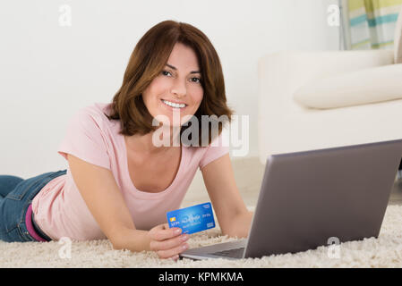 Excited Woman Shopping online avec carte de débit Banque D'Images