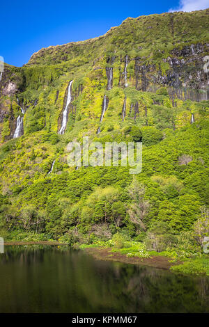 Paysage aux Açores avec cascades et falaises de l'île de Flores. Le Portugal. Banque D'Images