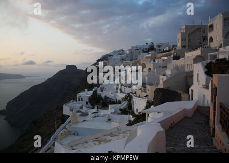 Fira, auf der Insel Thira oder Thera, ist eine kleine Stadt auf dem giechischen Archipel Santorin auf den istrien. Banque D'Images