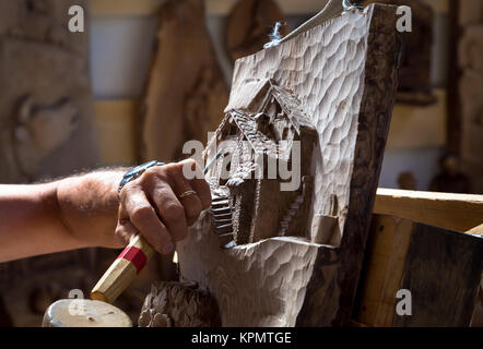 Détail de l'âge moyen du Caucase scultor travaillant sur le bois, la lumière naturelle Banque D'Images