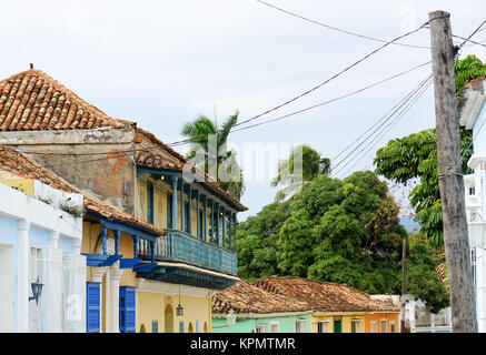 Paysage tropical avec des maisons multicolores Banque D'Images