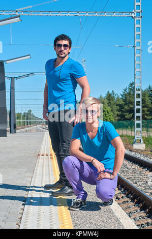 Deux jeunes hommes debout sur la plate-forme Banque D'Images