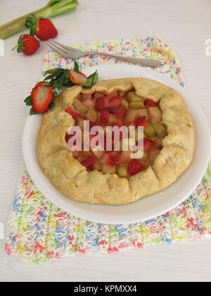 La rhubarbe et fraises galette Banque D'Images