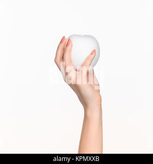 La femelle part holding white blank ovale en polystyrène Banque D'Images