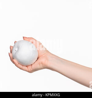 La femelle part holding white blank ovale en polystyrène Banque D'Images