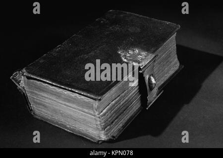 Vieille Bible sur noir - P.C. Banque D'Images