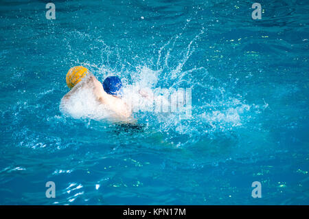 Les garçons dans le water-polo Banque D'Images