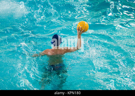 Les garçons dans le water-polo Banque D'Images