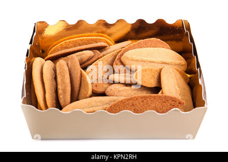 Boîte-cadeau avec des biscuits et des bonbons aux fruits isolé sur fond blanc Banque D'Images