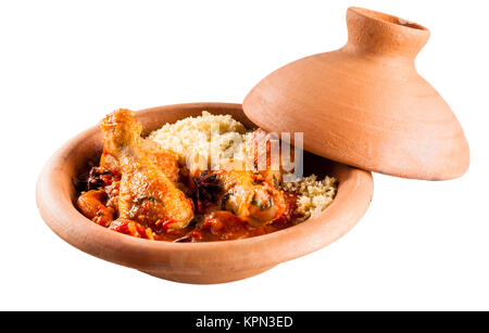 Close Up of tajine traditionnel berber plat composé de cuisses de poulet, sauce tomate couscous et Salé servi dans la Poterie argile couvert plat sur fond blanc avec copie Espace Banque D'Images