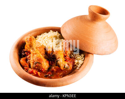 Portrait de Berbère tajine traditionnel plat composé de cuisses de poulet, sauce tomate couscous et Salé servi dans la Poterie argile couvert plat sur fond blanc avec copie Espace Banque D'Images