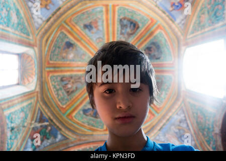 OAXACA, MEXIQUE - le 25 janvier 2015 : GARÇON DE DIX ANS REGARDE AVEC CAMÉRA DOME TOIT DE Templo de Santo Domingo Banque D'Images