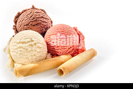 Trois boules de délicieux petit dessert italien congelé sur un fond blanc à côté des rouleaux de gaufrettes Banque D'Images