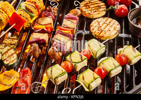 Assortiment de shish kebab végétarien ou végétalien au tofu et faire griller sur un grill haloumi sur barbecue avec tomates et poivrons colorés, l'oignon et l'aubergine pour un délicieux pique-nique d'été Banque D'Images