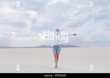 Carefree woman jouissant de la liberté sur la plage. Banque D'Images