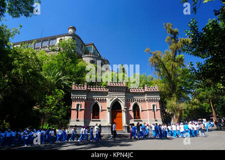 Les enfants de l'école mexicaine lors d'un voyage au château de Chapultepec dans le parc de Chapultepec, Mexico, Mexique Banque D'Images